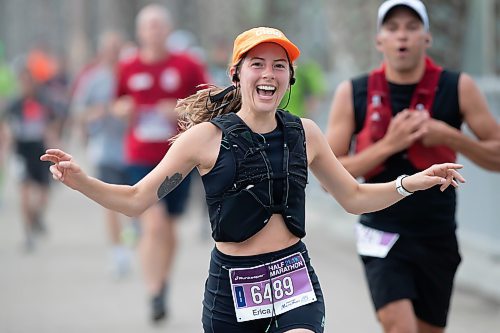 BROOK JONES / WINNIPEG FREE PRESS
Winnipegger Erica Erickson is all smiles as she crosses the BDI bridge while competing in the Half Marathon at the Manitoba Marathon in Winnipeg, Man., Sunday, June 18, 2023.