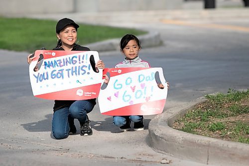 BROOK JONES / WINNIPEG FREE PRESS
Nine-year-old Audrey Manansala cheers for her dad, Mark Manansala, alongside her mother, Divine Manansala, at the Manitoba Marathon in Winnipeg, Man., Sunday, June 18, 2023. Mark competed in the full marathon.