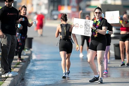 BROOK JONES / WINNIPEG FREE PRESS
Julia Shore encourages runners with her sign while helping out at a volunteer water station run by Altea Active Fitness Club along Pembina Highway at the Manitoba Marathon in Winnipeg, Man., Sunday, June 18, 2023. 