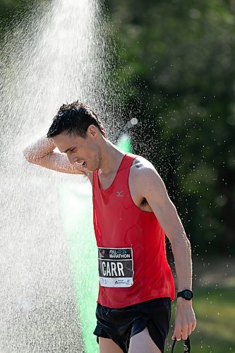BROOK JONES / WINNIPEG FREE PRESS
Winnipegger Paul Carr, who finished third in the men's full marathon, cools off with a makeshift shower at a volunteer water station run by Eastman Flames U14 and U16 ringette teams near Crescent Drive Park during the Manitoba Marathon in Winnipeg, Man., Sunday, June 18, 2023. 