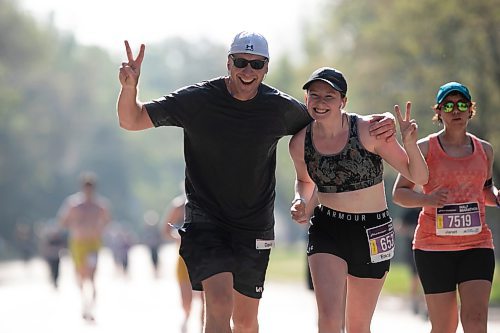 BROOK JONES / WINNIPEG FREE PRESS
David Friesen and Erika Friesen give peace signs as they run down Crescent Drive, while competing in the half marathon at the Manitoba Marathon in Winnipeg, Man., Sunday, June 18, 2023. 