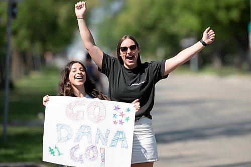 BROOK JONES / WINNIPEG FREE PRESS
Giulia Costantini (left) and her friend, Alyssa Haminsky, cheer for their friend Dana during the Manitoba Marathon in Winnipeg, Man., Sunday, June 18, 2023. 