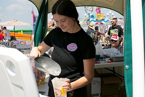 BROOK JONES / WINNIPEG FREE PRESS
Shea Raeside of The Main Squeeze adds ice to a refreshing lemonade she is preparing for a customer at the Red River Ex in Winnipeg, Man., Sunday, June 18, 2023 by standing in the spray pad area. The Red River Ex runs June 16 to 25.