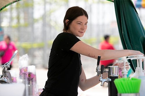 BROOK JONES / WINNIPEG FREE PRESS
Shea Raeside of The Main Squeeze is prepariong a refreshing lemonade for a customer at the Red River Ex in Winnipeg, Man., Sunday, June 18, 2023 by standing in the spray pad area. The Red River Ex runs June 16 to 25.