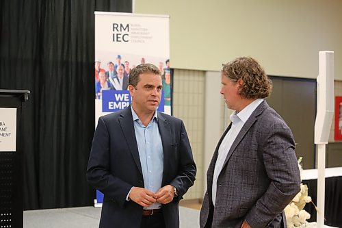 Patrick Mackenzie, CEO of Immigrant Employment Council of B.C. (IECBC) talks with Brandon Mayor Jeff Fawcett during the inaugural Workforce Development Summit hosted by the Rural Manitoba Immigrant Employment Council (RMIEC), which is an initiative of Westman Immigrant Services, at the Keystone Centre on Monday. (Michele McDougall/The Brandon Sun)