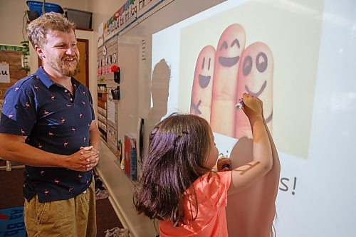 Mike Deal / Winnipeg Free Press
St. George School Kindergarten student Isabelle writes on the whiteboard as her teacher, Ken Benson, encourages her in class, Monday, June 12, 2023.
See Maggie Macintosh story
230612 - Monday, June 12, 2023.