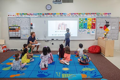 Mike Deal / Winnipeg Free Press
St. George School Kindergarten teacher, Ken Benson, plays word games with his students, Monday, June 12, 2023.
See Maggie Macintosh story
230612 - Monday, June 12, 2023.