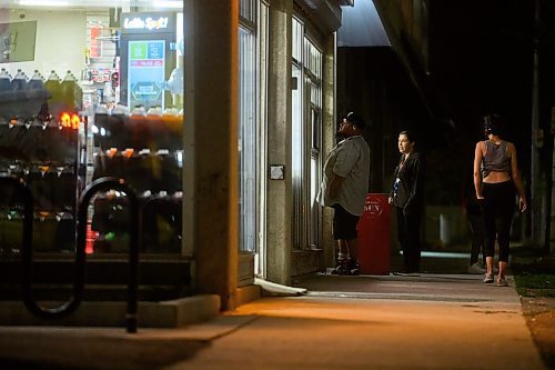 Mike Sudoma/Winnipeg Free Press
Patrons line up outside the 24 hour service window of Vast Market around 2 am Tuesday morning
June 20, 2023