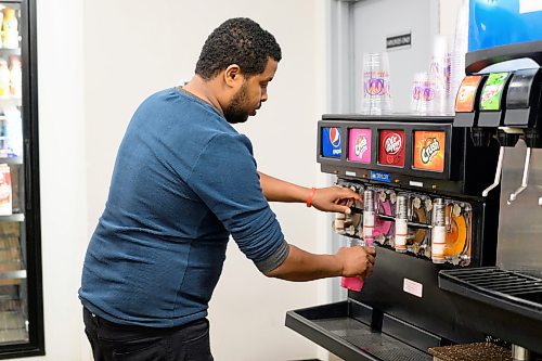 Mike Sudoma/Winnipeg Free Press
Filmon Araya fills up a slurpee cup for a customer at Vast Market around 230 am Tuesday morning 
June 20, 2023