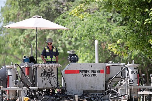 BROOK JONES / WINNIPEG FREE PRESS
Rui Tavares, who works for Bayview Construction Ltd., finds shade under a giant umbrella, while operating a concrete forming machine along Jubillee Avenue on a hot day in Winnipeg, Man., Tuesday, June 20, 2023. 