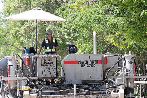 BROOK JONES / WINNIPEG FREE PRESS
Rui Tavares, who works for Bayview Construction Ltd., finds shade under a giant umbrella, while operating a concrete forming machine along Jubillee Avenue on a hot day in Winnipeg, Man., Tuesday, June 20, 2023. 