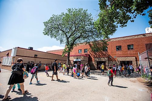 MIKAELA MACKENZIE / WINNIPEG FREE PRESS


Parents pick up students at Sister McNamara School on Tuesday, June 20, 2023.  For Maggie 24h story.
Winnipeg Free Press 2023