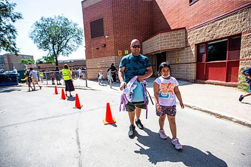 MIKAELA MACKENZIE / WINNIPEG FREE PRESS


Mark Ben picks his daugher, Kaylyn Ben (seven), up at Sister McNamara School at 3:30pm on Tuesday, June 20, 2023.  For Maggie 24h story.
Winnipeg Free Press 2023