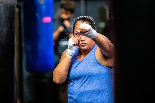MIKAELA MACKENZIE / WINNIPEG FREE PRESS


Patricia Gonzalez does a class at the Pan Am Boxing Club (downtown&#x573; oldest boxing club) on Tuesday, June 20, 2023.  For Josh 24h story.
Winnipeg Free Press 2023
