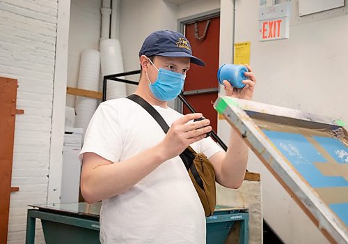JESSICA LEE / WINNIPEG FREE PRESS
Instructor Geoff Grauer shows students how to make prints June 20, 2023 at Martha Street Studio.
Reporter: Cierra