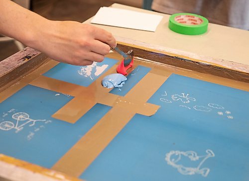 JESSICA LEE / WINNIPEG FREE PRESS
Instructor Geoff Grauer shows students how to make prints June 20, 2023 at Martha Street Studio.
Reporter: Cierra