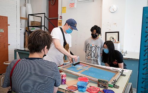 JESSICA LEE / WINNIPEG FREE PRESS

Instructor Geoff Grauer shows students Andrew Litchie (in stripes), Gerald Santos (in grey) and Pamela Baptista (in black) how to make prints June 20, 2023 at Martha Street Studio.

Reporter: Cierra