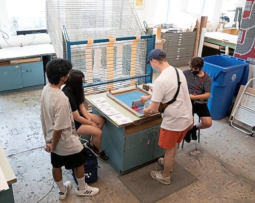 JESSICA LEE / WINNIPEG FREE PRESS

Instructor Geoff Grauer shows students Andrew Litchie (in stripes), Gerald Santos (in grey) and Pamela Baptista (in black) how to make prints June 20, 2023 at Martha Street Studio.

Reporter: Cierra