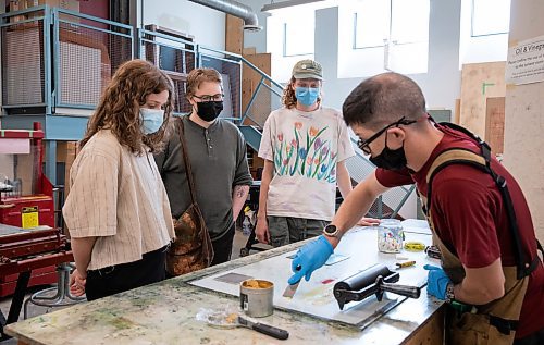 JESSICA LEE / WINNIPEG FREE PRESS

Instructor Jonathan Green shows students (from left) Ellice Kynman, Anna Deal and Louis Stevens how to make prints June 20, 2023 at Martha Street Studio.

Reporter: Cierra