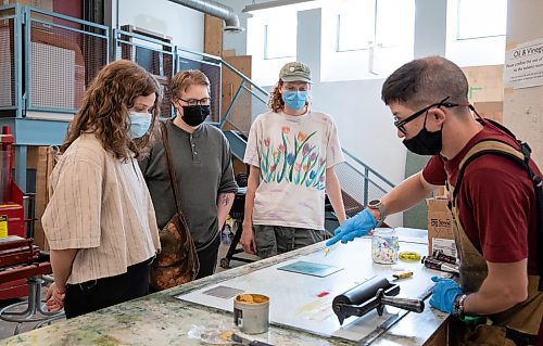 JESSICA LEE / WINNIPEG FREE PRESS

Instructor Jonathan Green shows students (from left) Ellice Kynman, Anna Deal and Louis Stevens how to make prints June 20, 2023 at Martha Street Studio.

Reporter: Cierra