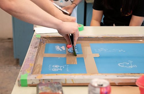 JESSICA LEE / WINNIPEG FREE PRESS

Instructor Geoff Grauer shows students how to make prints June 20, 2023 at Martha Street Studio.

Reporter: Cierra