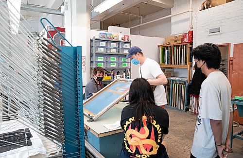 JESSICA LEE / WINNIPEG FREE PRESS

Instructor Geoff Grauer shows students Andrew Litchie (in stripes), Gerald Santos (in grey) and Pamela Baptista (in black) how to make prints June 20, 2023 at Martha Street Studio.

Reporter: Cierra