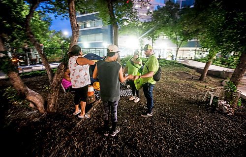 JOHN WOODS / WINNIPEG FREE PRESS
Sarah Baxter and Curtis Milla Downey from the Downtown Community Safety Partnership (DCSP) hand out snacks and water to Josephine Harper and her friends in Air Canada Park on Portage Avenue in Winnipeg, Tuesday, June 20, 2023.
Reporter: Sinclair/24 hr