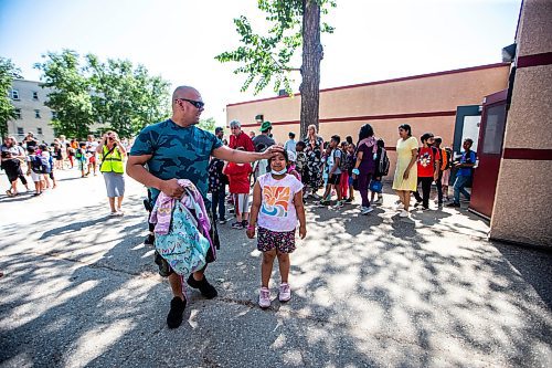 MIKAELA MACKENZIE / WINNIPEG FREE PRESS


Mark Ben picks his daugher, Kaylyn Ben (seven), up at Sister McNamara School at 3:30pm on Tuesday, June 20, 2023.  For Maggie 24h story.
Winnipeg Free Press 2023