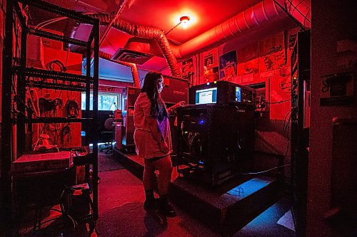 MIKAELA MACKENZIE / WINNIPEG FREE PRESS


Projectionist Kristina Ansari plays Veerana at Cinematheque on Tuesday, June 20, 2023.  For Ben Waldman 24h story.
Winnipeg Free Press 2023