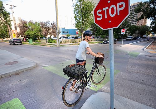 RUTH BONNEVILLE / WINNIPEG FREE PRESS

24 hour project - Bike Commuters

Photo of Stephanie Whitehouse at the corner of Assiniboine Ave. and Garry street on her commute to work.  


Winnipeg Cyclists make their way down Assiniboine Ave. and Garry street around 8am Tuesday. 

See Tom Brodbeck's story on cycle paths and commuters. 

June 20th, 2023
