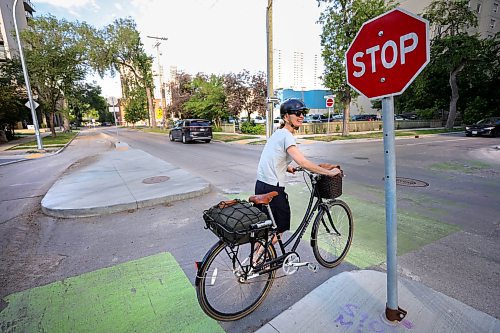 RUTH BONNEVILLE / WINNIPEG FREE PRESS

24 hour project - Bike Commuters

Photo of Stephanie Whitehouse at the corner of Assiniboine Ave. and Garry street on her commute to work.  


Winnipeg Cyclists make their way down Assiniboine Ave. and Garry street around 8am Tuesday. 

See Tom Brodbeck's story on cycle paths and commuters. 

June 20th, 2023
