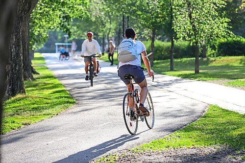 RUTH BONNEVILLE / WINNIPEG FREE PRESS

24 hour project - Bike Commuters

Winnipeg Cyclists make their way down Assiniboine Ave. around 8am Tuesday. 

See Tom Brodbeck's story on cycle paths and commuters. 

June 20th, 2023
