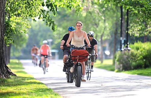 RUTH BONNEVILLE / WINNIPEG FREE PRESS

24 hour project - Bike Commuters

Winnipeg Cyclists make their way westward down Assiniboine Ave. toward Garry street around 8am Tuesday. 

See Tom Brodbeck's story on cycle paths and commuters. 

June 20th, 2023
