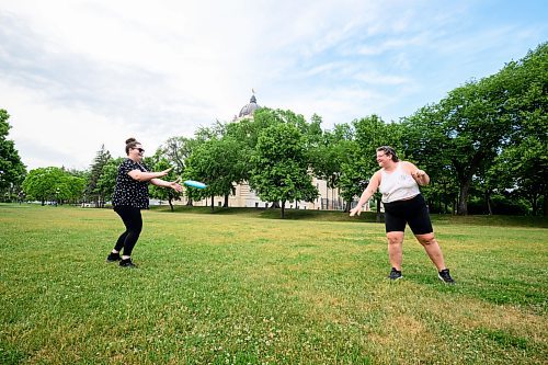 Mike Sudoma/Winnipeg Free Press
Abby Ushakas passes a frisbee to Evelyn Watts as they enjoy an evening on the grounds of the Manitoba Legislature around 715 pm
June 20, 2023