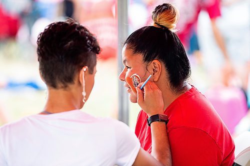 MIKAELA MACKENZIE / WINNIPEG FREE PRESS


Roxanne Flett gets her face painted on National Indigenous Peoples Day at The Forks on Wednesday, June 21, 2023.  For Cierra Bettens story.
Winnipeg Free Press 2023