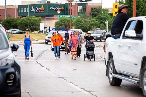 MIKAELA MACKENZIE / WINNIPEG FREE PRESS


The Spirit Sands Singers lead folks on a walk in honour of National Indigenous Peoples Day at The Forks on Wednesday, June 21, 2023.  For Cierra Bettens story.
Winnipeg Free Press 2023