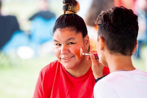 MIKAELA MACKENZIE / WINNIPEG FREE PRESS


Roxanne Flett gets her face painted on National Indigenous Peoples Day at The Forks on Wednesday, June 21, 2023.  For Cierra Bettens story.
Winnipeg Free Press 2023