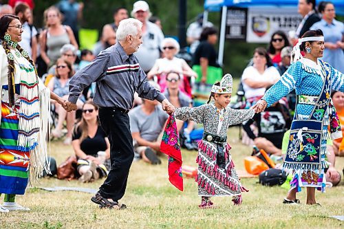 MIKAELA MACKENZIE / WINNIPEG FREE PRESS


Wayne Mason Sr. (left), Tylie Bear (Fisher River Tiny Tot princess), and Patricia Big George dance in a round dance in honour of sixties scoop survivors at the National Indigenous Peoples Day Pow Wow at The Forks on Wednesday, June 21, 2023.  For Cierra Bettens story.
Winnipeg Free Press 2023