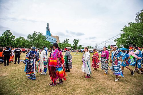 MIKAELA MACKENZIE / WINNIPEG FREE PRESS


The National Indigenous Peoples Day Pow Wow grand entry at The Forks on Wednesday, June 21, 2023.  For Cierra Bettens story.
Winnipeg Free Press 2023