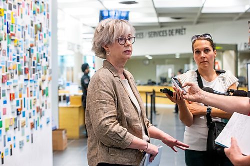 MIKAELA MACKENZIE / WINNIPEG FREE PRESS


Karin Borland, Manager of Library Services, speaks with the media about a recently released security report in the Millennium Library lobby on Friday, June 23, 2023.  For Joyanne Pursaga story.
Winnipeg Free Press 2023