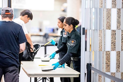 MIKAELA MACKENZIE / WINNIPEG FREE PRESS


Security at the Millennium Library on Friday, June 23, 2023.  For Joyanne Pursaga story.
Winnipeg Free Press 2023