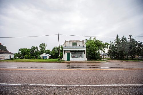 MIKAELA MACKENZIE / WINNIPEG FREE PRESS


The old pool hall and confectionary in Elma, Manitoba on Thursday, June 22, 2023.  For Eva Wasney story.
Winnipeg Free Press 2023