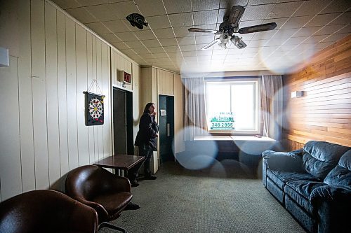 MIKAELA MACKENZIE / WINNIPEG FREE PRESS


The old hotel, now for sale, in Elma, Manitoba on Thursday, June 22, 2023.  For Eva Wasney story.
Winnipeg Free Press 2023