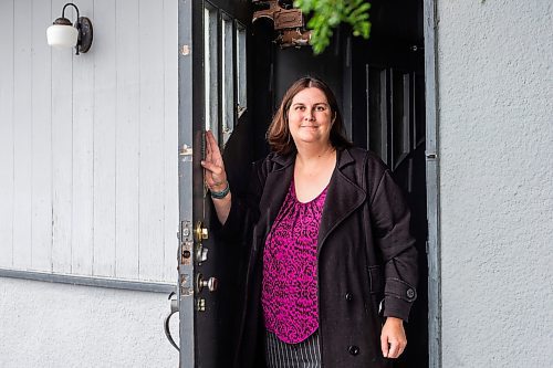 MIKAELA MACKENZIE / WINNIPEG FREE PRESS


Realtor Stacey Harron at the old hotel, now for sale, in Elma, Manitoba on Thursday, June 22, 2023.  For Eva Wasney story.
Winnipeg Free Press 2023