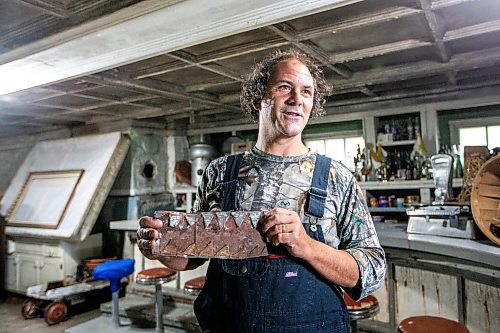 MIKAELA MACKENZIE / WINNIPEG FREE PRESS


Noel Martin in the old basement confectionary in Elma, Manitoba on Thursday, June 22, 2023.  For Eva Wasney story.
Winnipeg Free Press 2023