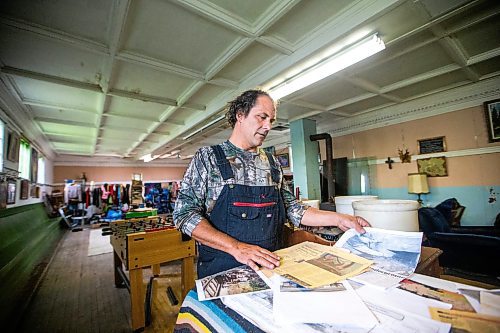 MIKAELA MACKENZIE / WINNIPEG FREE PRESS


Noel Martin looks through newspaper clippings in the old pool hall in Elma, Manitoba on Thursday, June 22, 2023.  For Eva Wasney story.
Winnipeg Free Press 2023