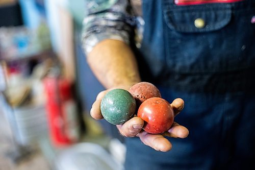 MIKAELA MACKENZIE / WINNIPEG FREE PRESS


Noel Martin shows balls they found in the old pool hall in Elma, Manitoba on Thursday, June 22, 2023.  For Eva Wasney story.
Winnipeg Free Press 2023