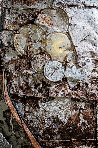 MIKAELA MACKENZIE / WINNIPEG FREE PRESS


Tin-can and stucco construction is revealed in Noel Martin&#x573; basement in Elma, Manitoba on Thursday, June 22, 2023.  For Eva Wasney story.
Winnipeg Free Press 2023