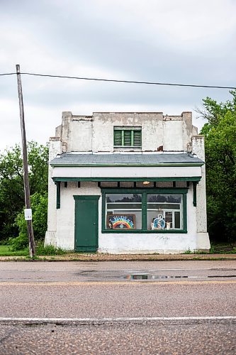 MIKAELA MACKENZIE / WINNIPEG FREE PRESS


The old pool hall and confectionary in Elma, Manitoba on Thursday, June 22, 2023.  For Eva Wasney story.
Winnipeg Free Press 2023