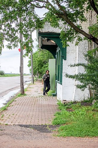 MIKAELA MACKENZIE / WINNIPEG FREE PRESS


Noel Martin walks back into the old pool hall and confectionary in Elma, Manitoba on Thursday, June 22, 2023.  For Eva Wasney story.
Winnipeg Free Press 2023